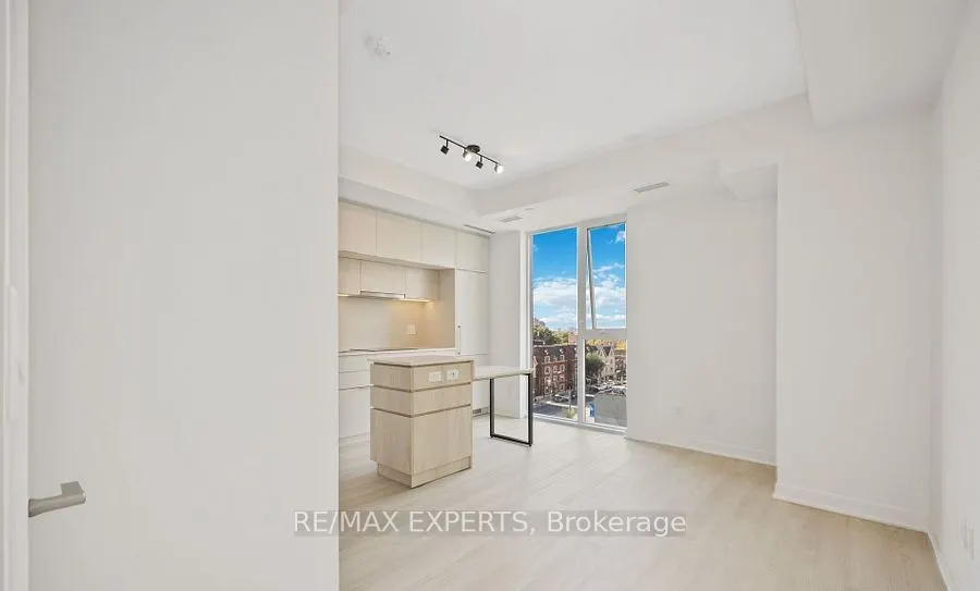 185 Alberta Avenue, #709