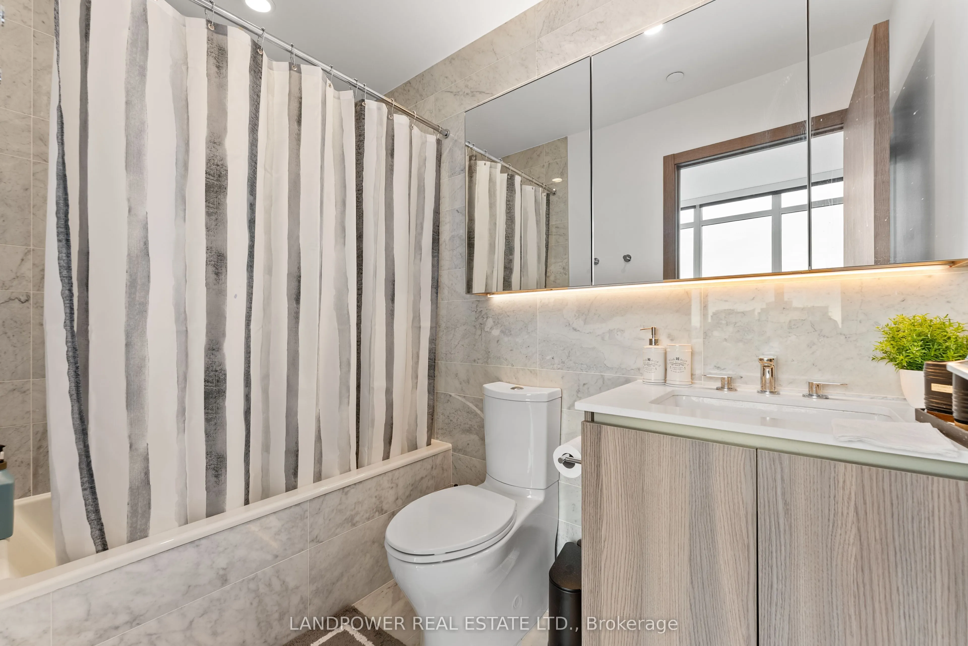 19 Bathurst Street, #3812