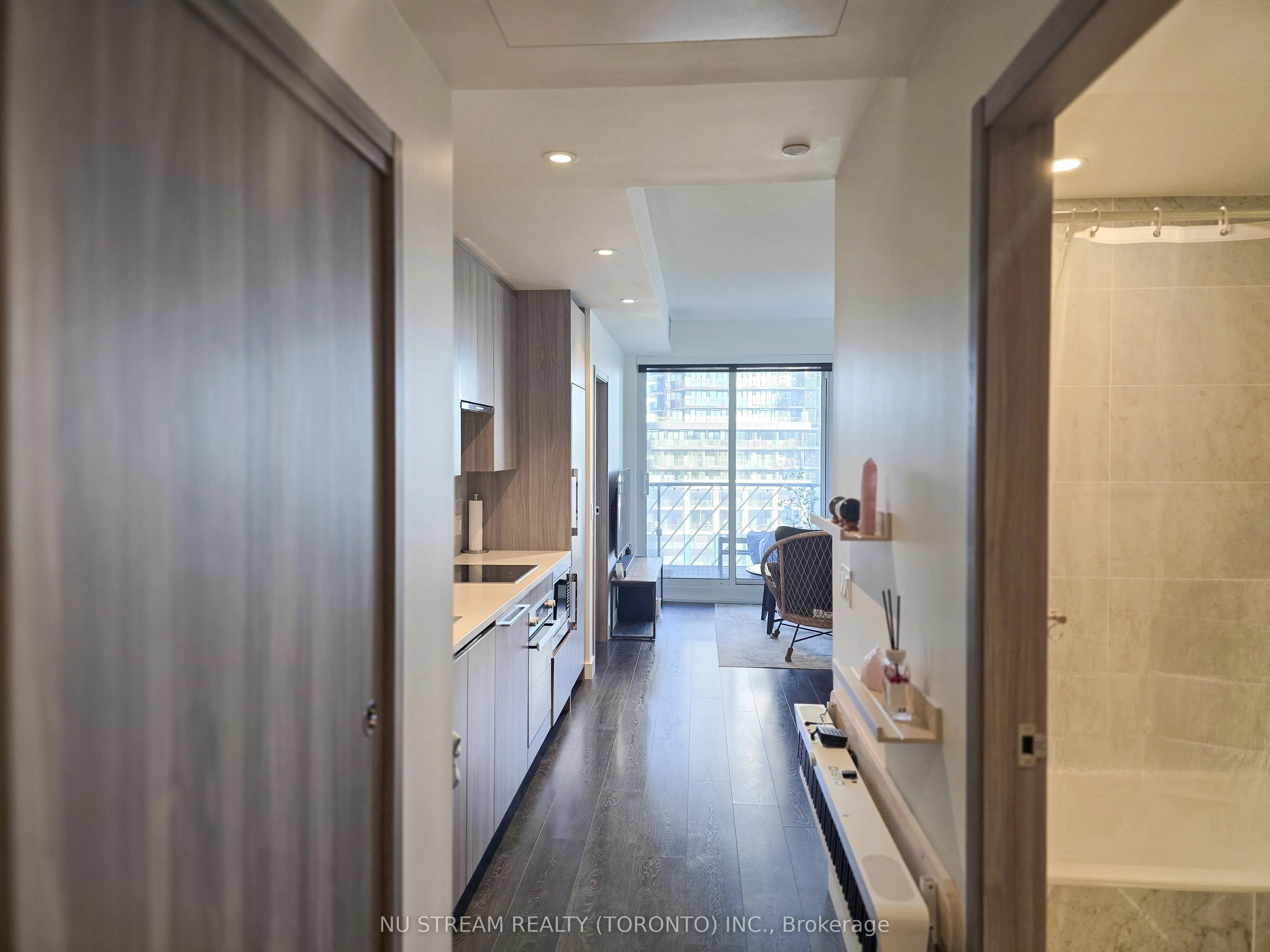 95 Mcmahon Drive, #810