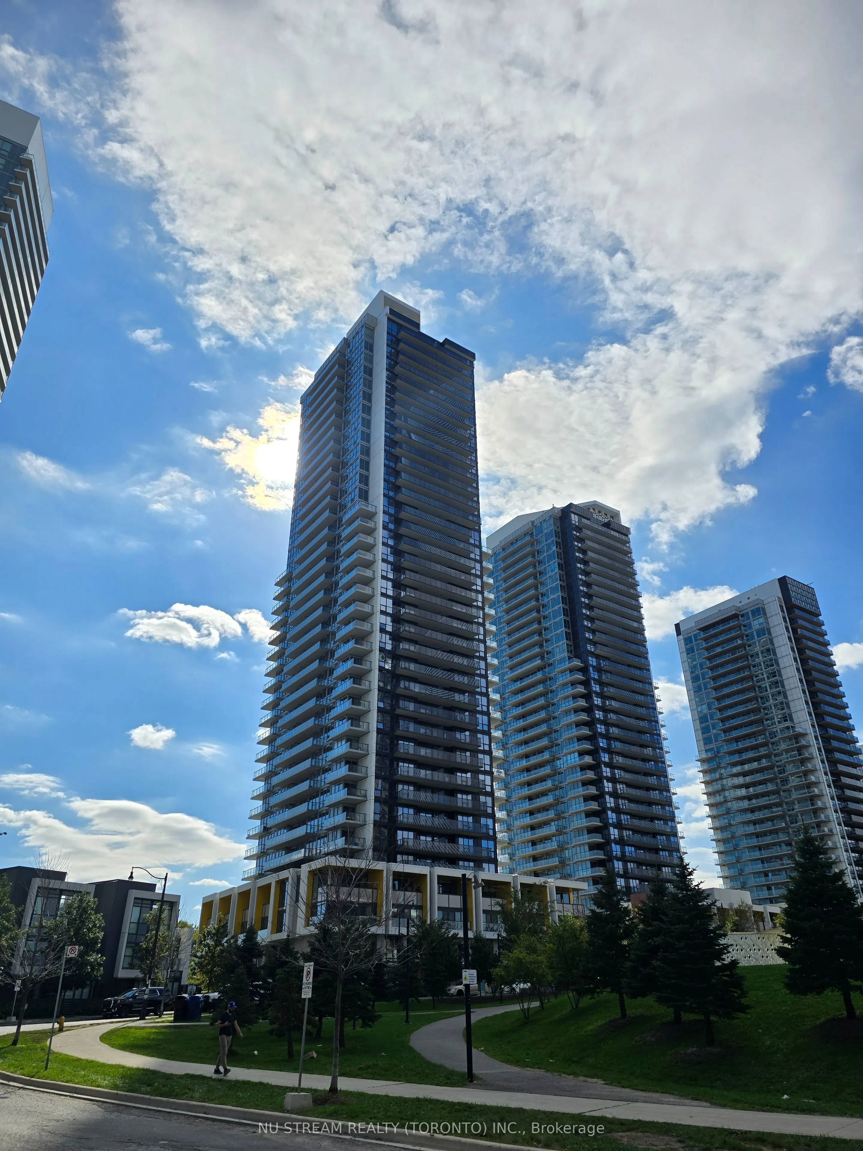 95 Mcmahon Drive, #810