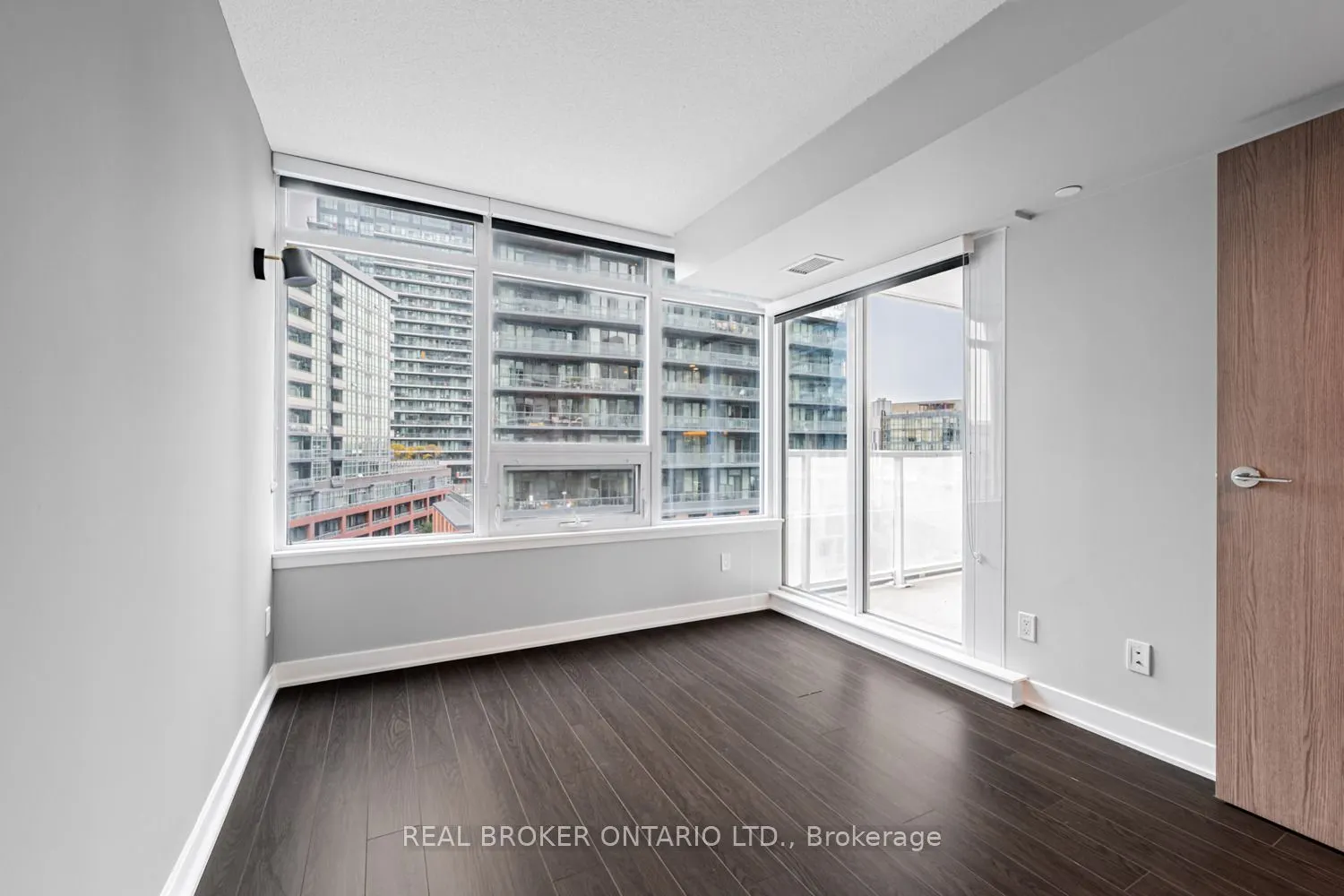 19 Bathurst Street, #816