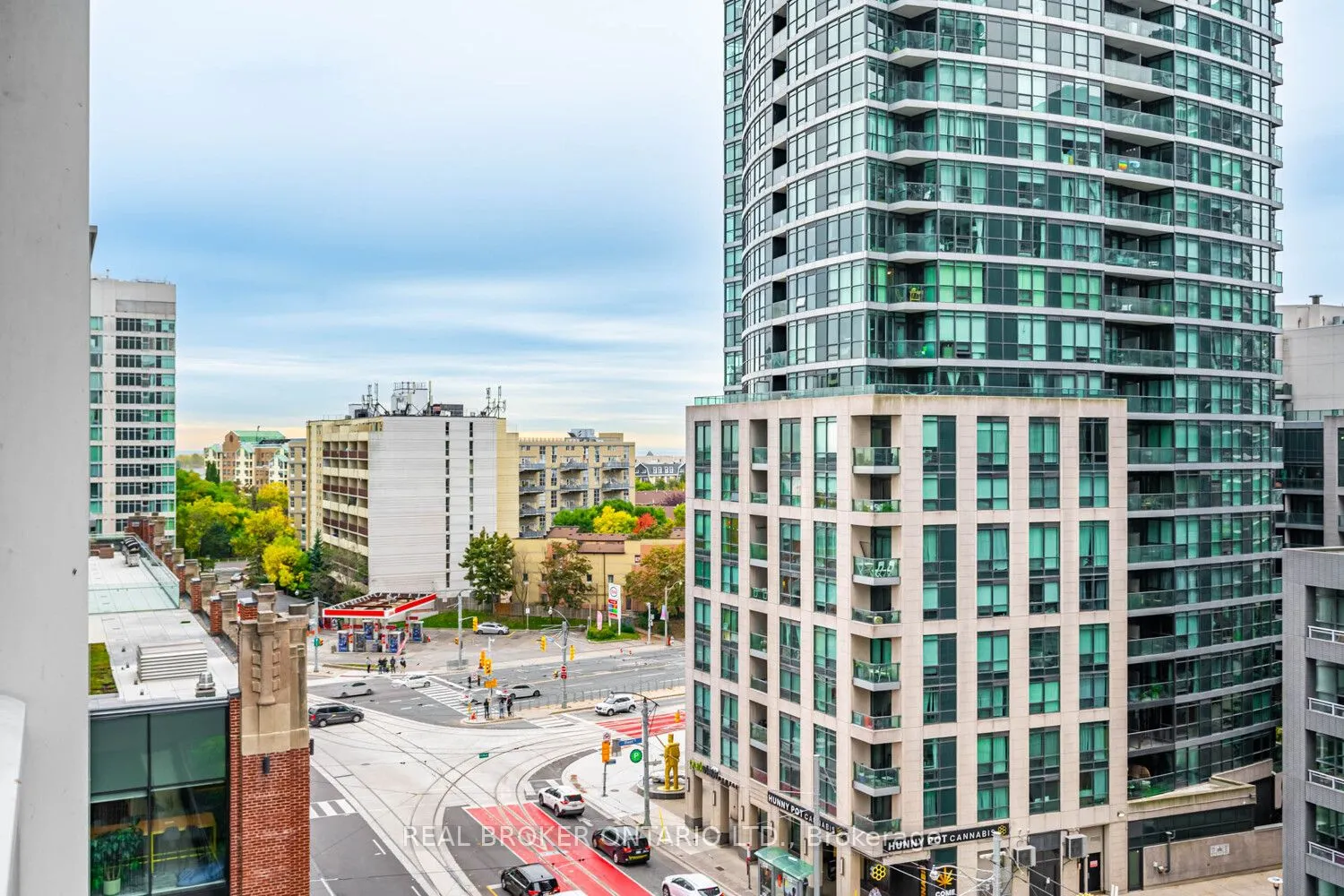 19 Bathurst Street, #816