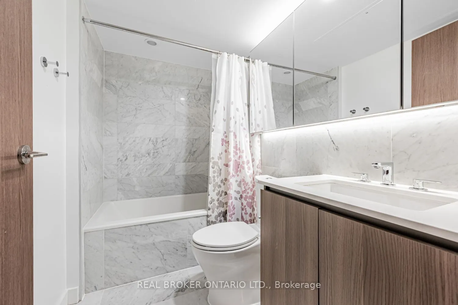 19 Bathurst Street, #816
