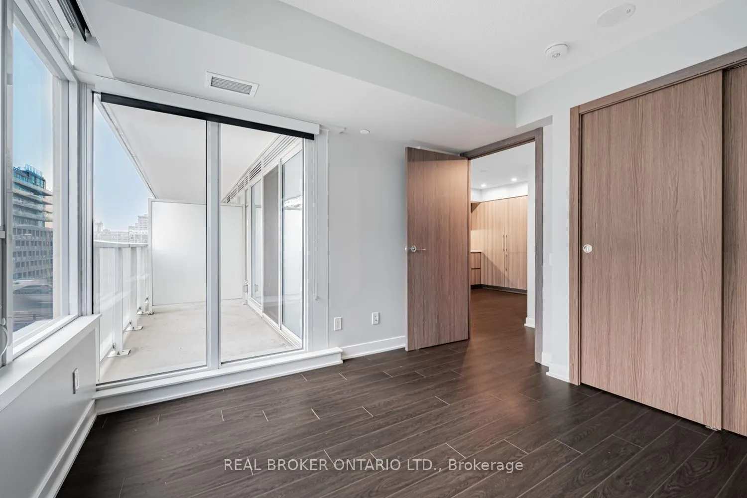 19 Bathurst Street, #816
