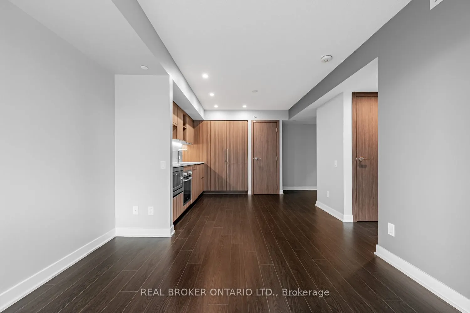19 Bathurst Street, #816