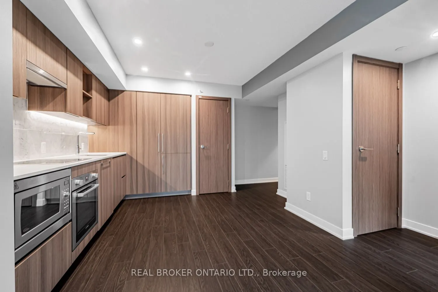 19 Bathurst Street, #816