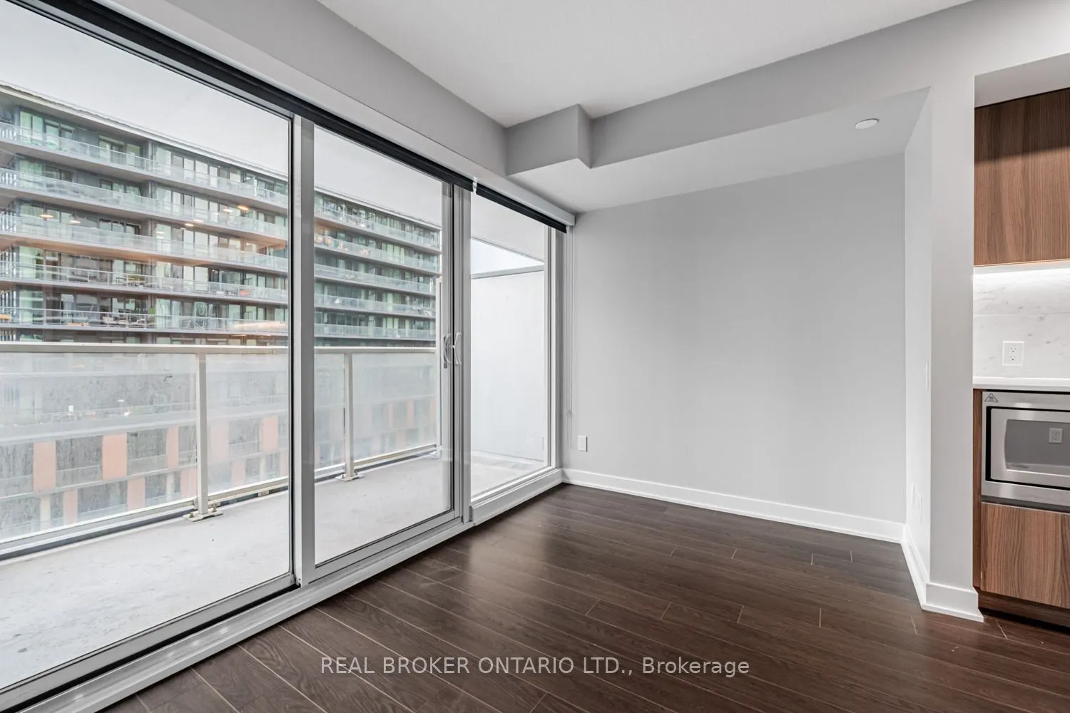 19 Bathurst Street, #816