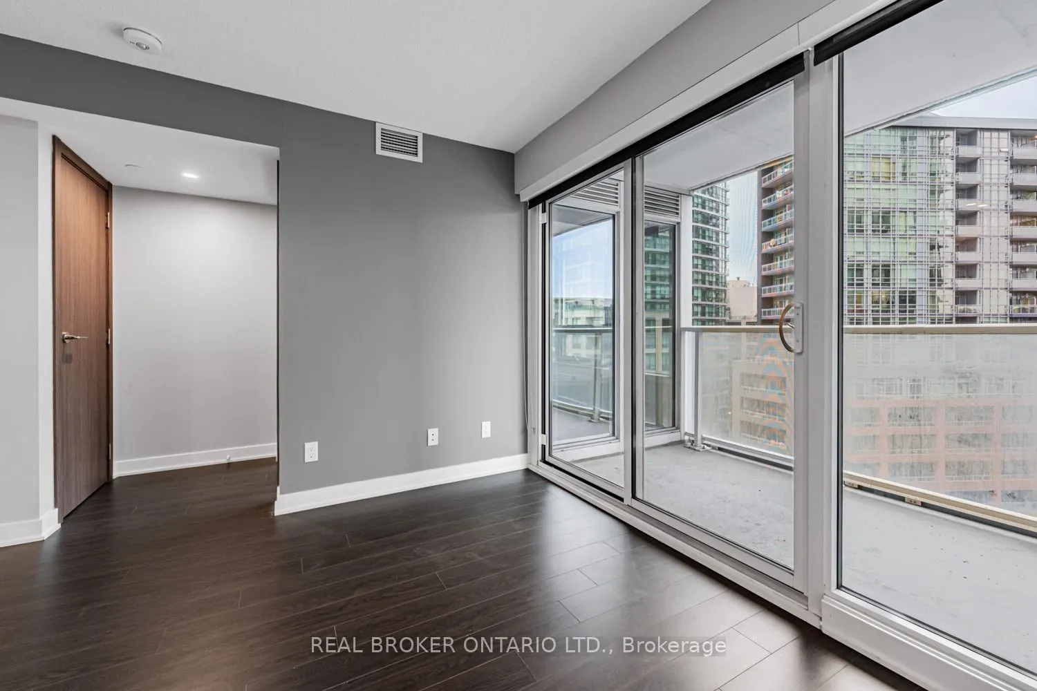 19 Bathurst Street, #816