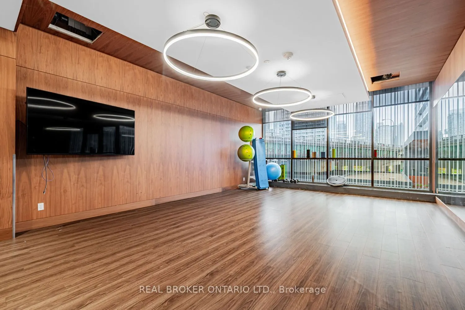 19 Bathurst Street, #816