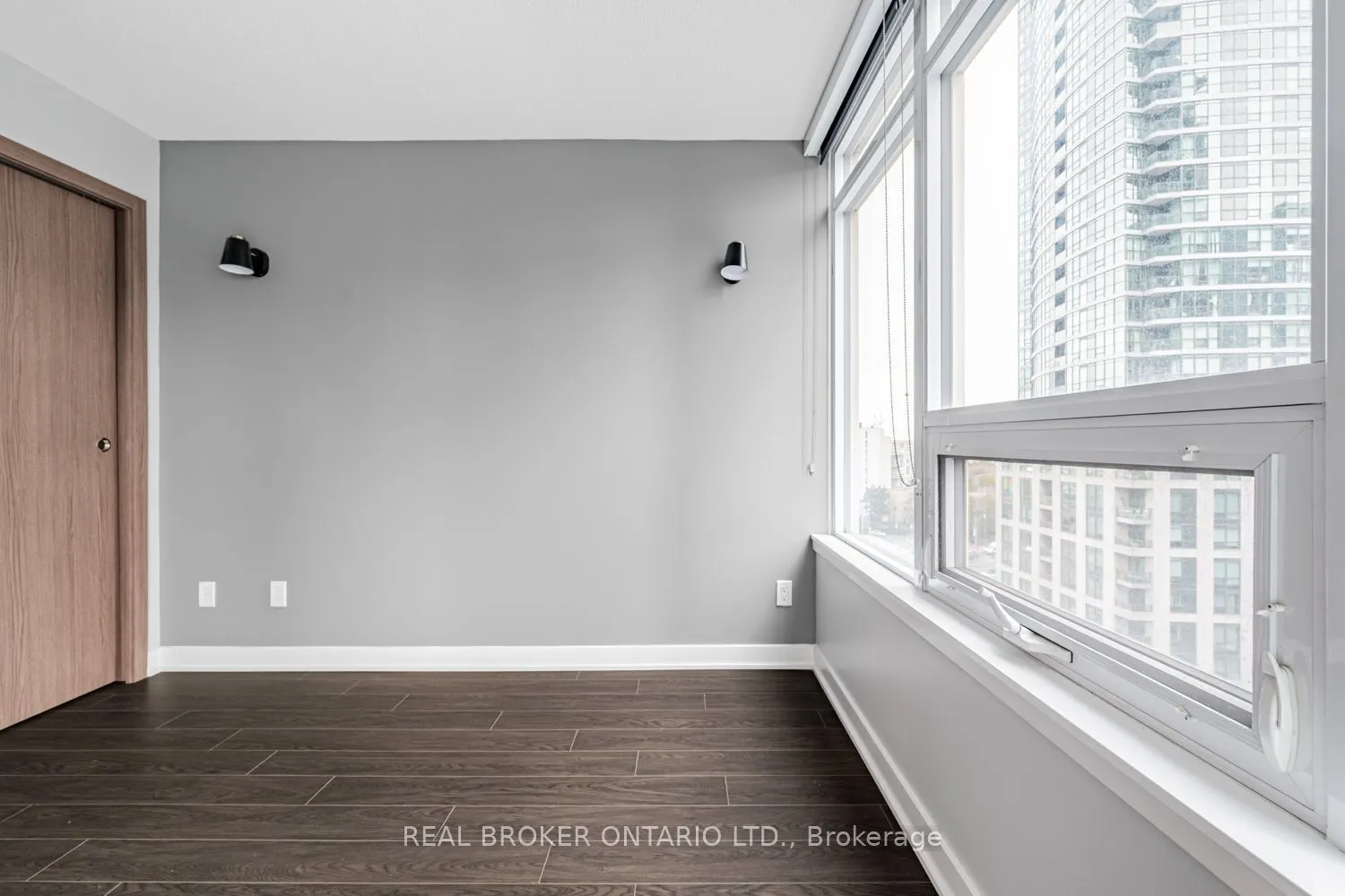 19 Bathurst Street, #816