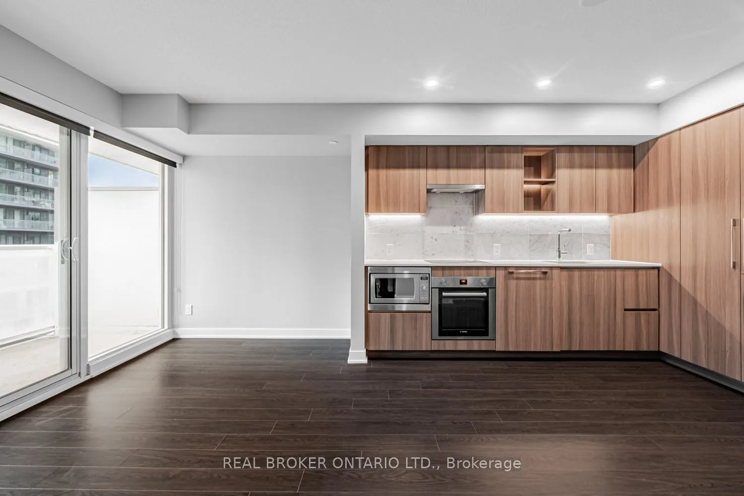 19 Bathurst Street, #816