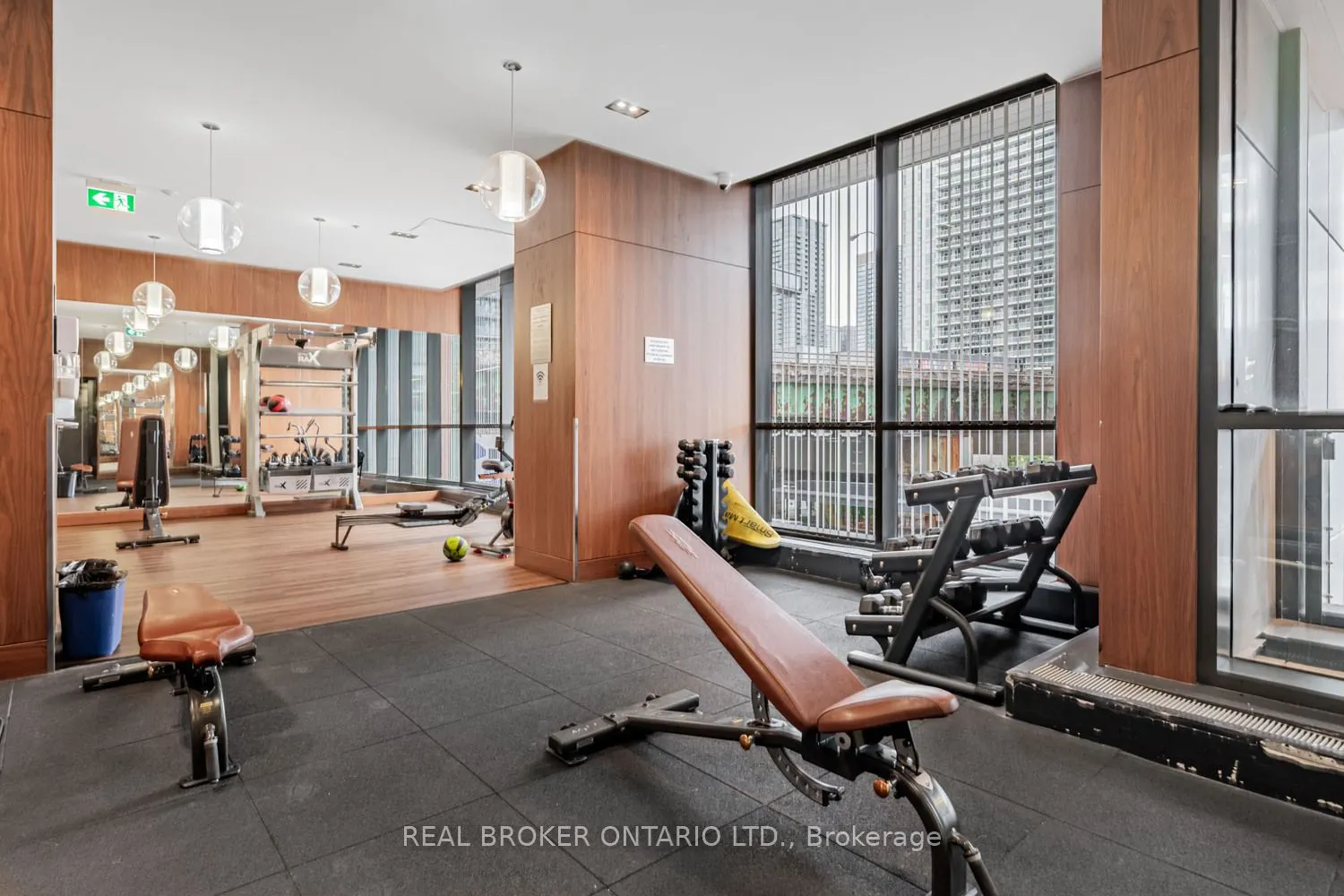 19 Bathurst Street, #816