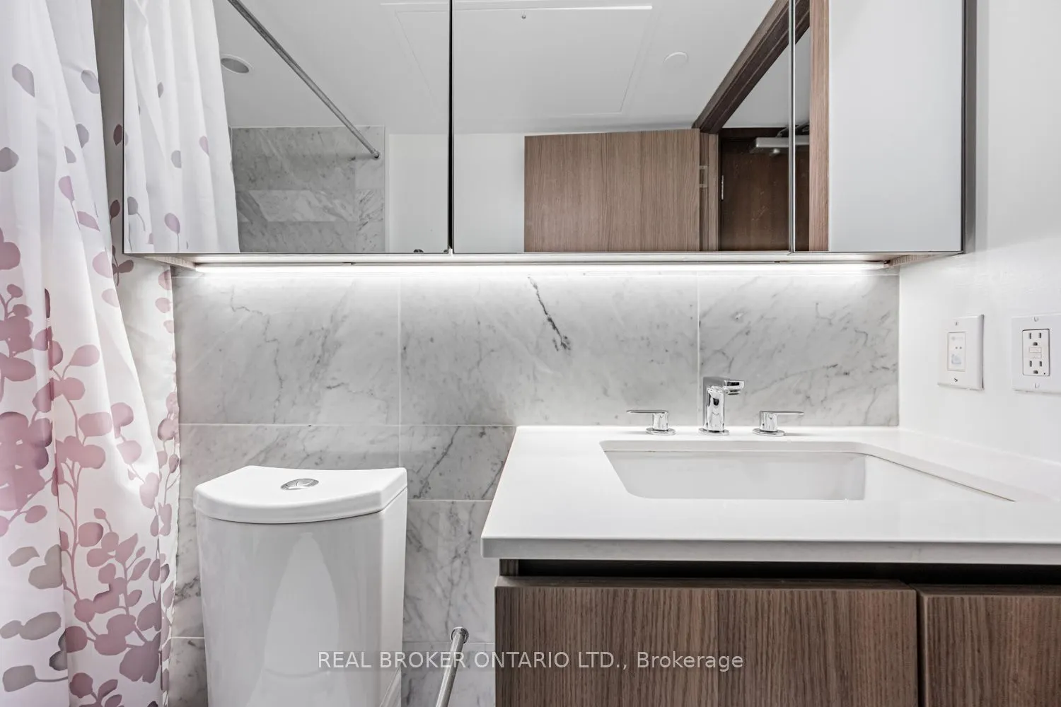 19 Bathurst Street, #816