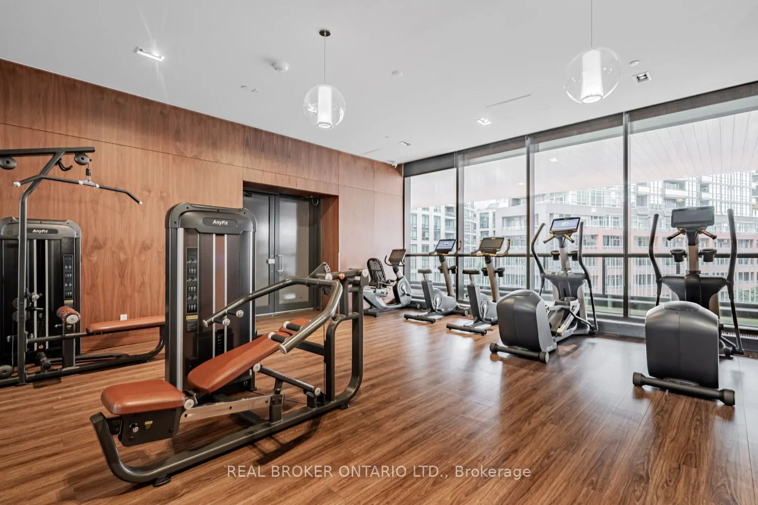 19 Bathurst Street, #816