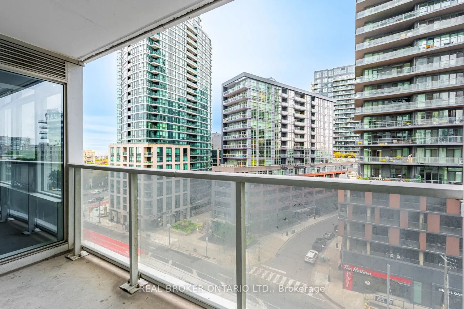 19 Bathurst Street, #816