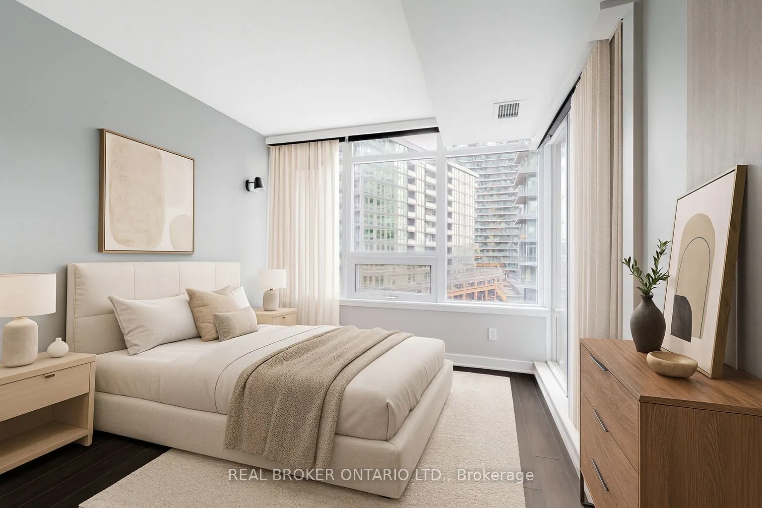 19 Bathurst Street, #816