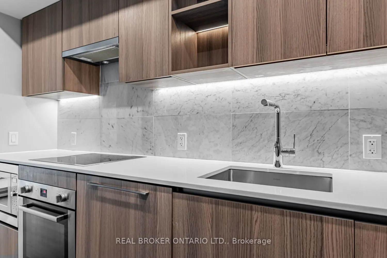 19 Bathurst Street, #816
