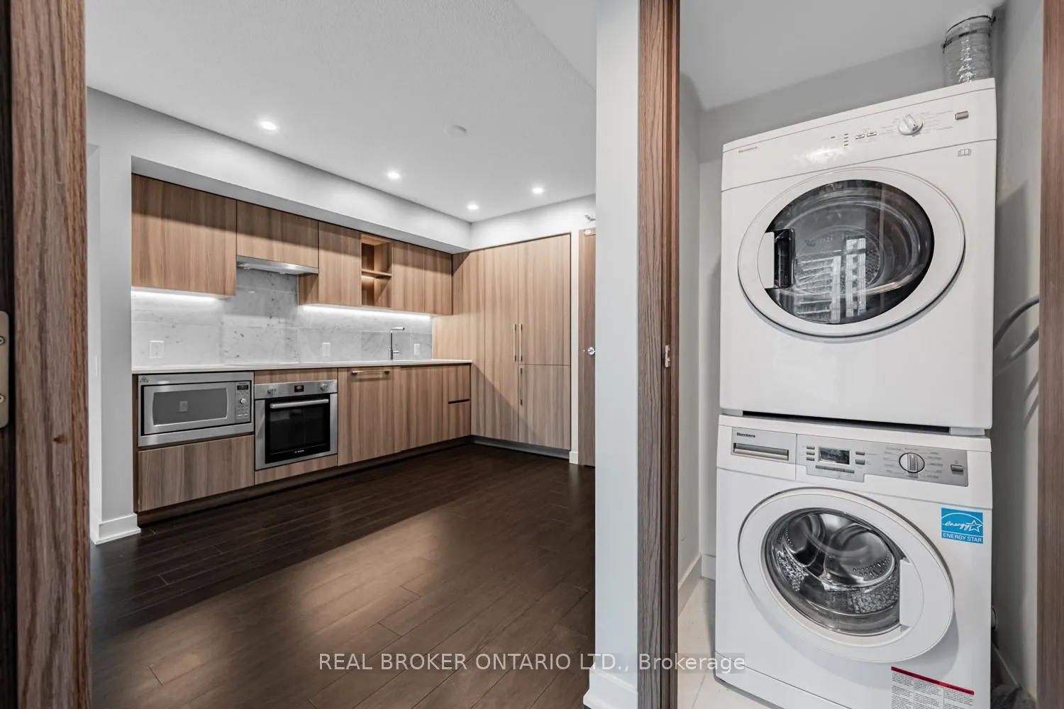 19 Bathurst Street, #816