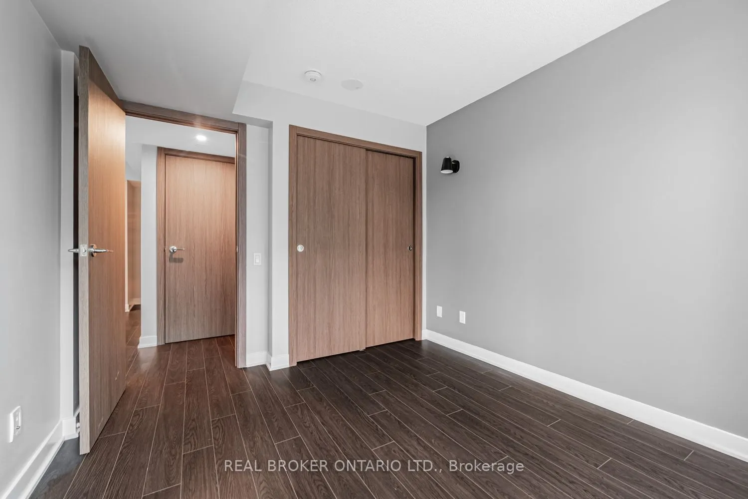 19 Bathurst Street, #816
