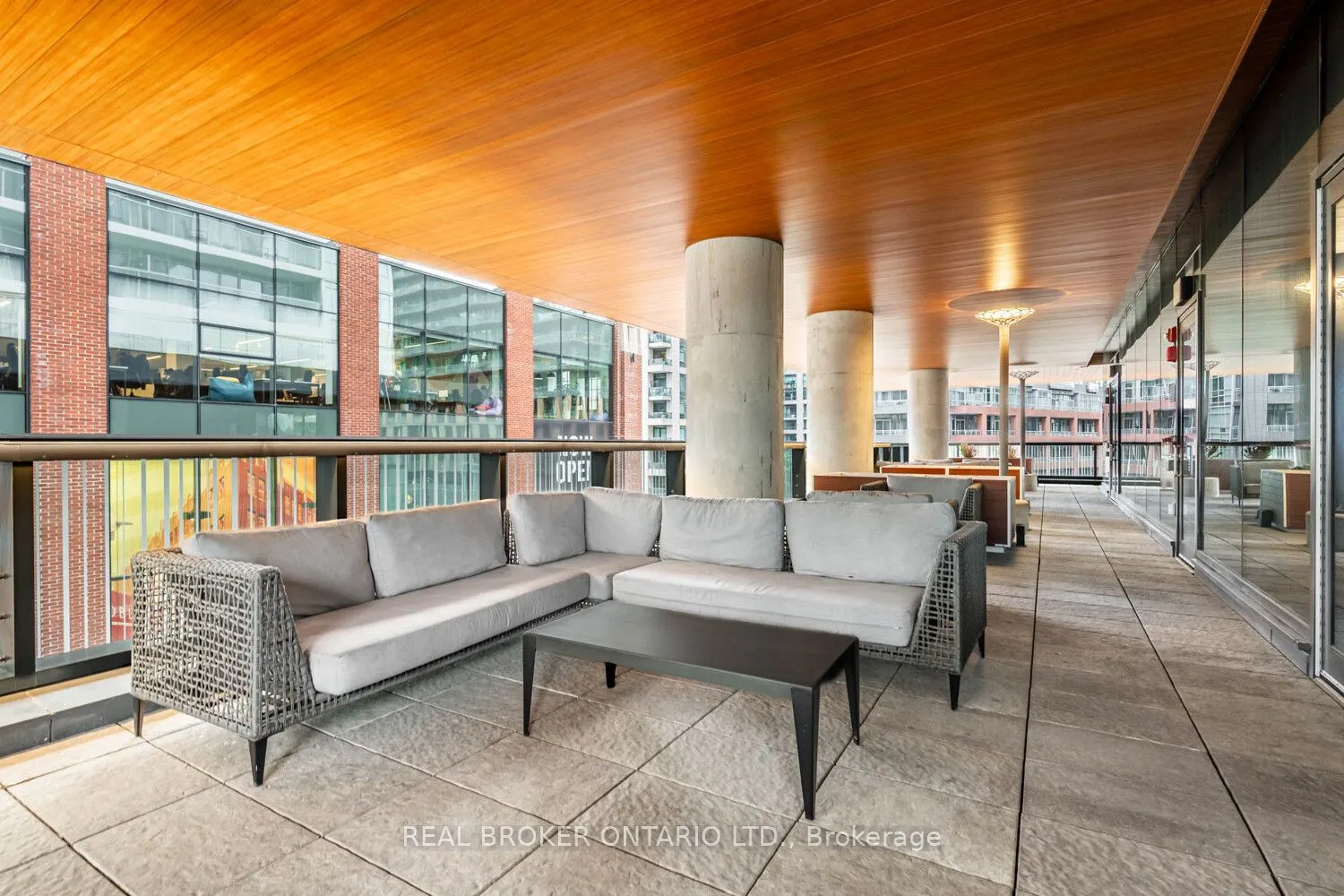 19 Bathurst Street, #816
