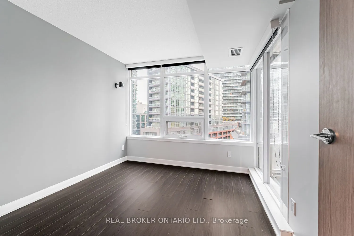 19 Bathurst Street, #816