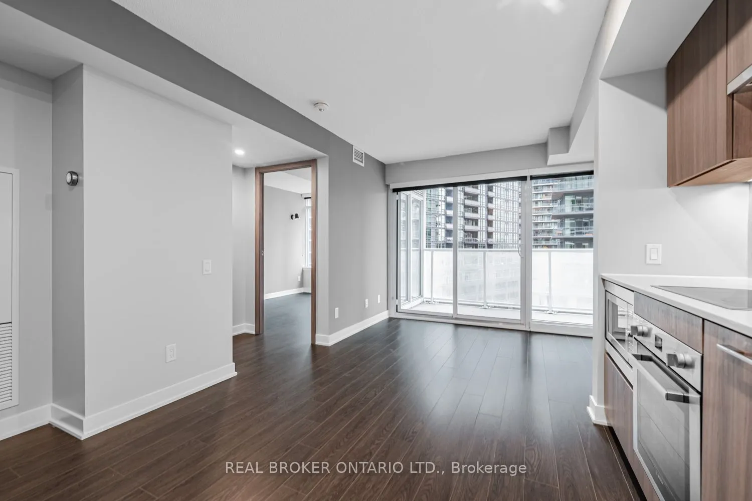 19 Bathurst Street, #816