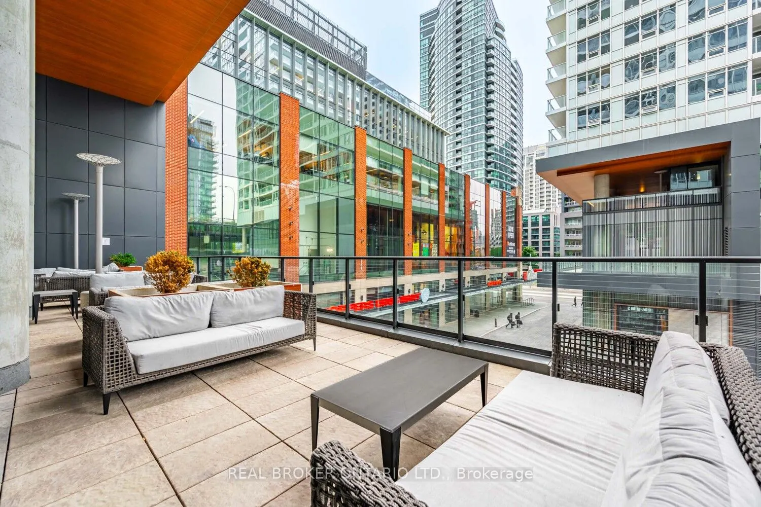 19 Bathurst Street, #816
