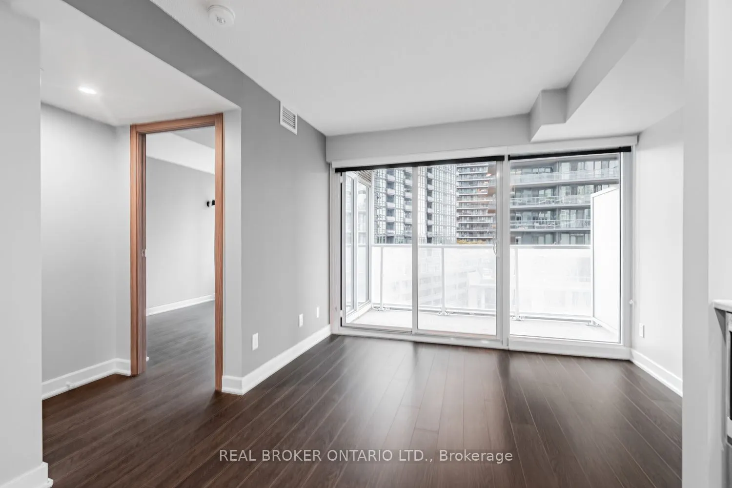 19 Bathurst Street, #816
