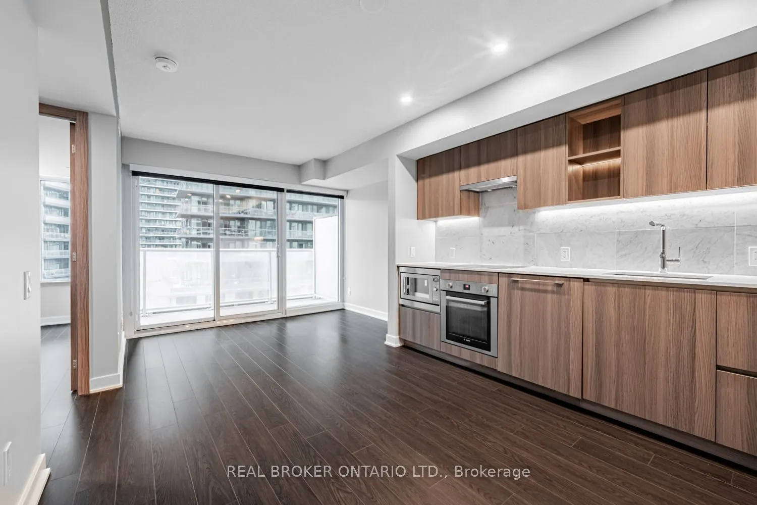 19 Bathurst Street, #816
