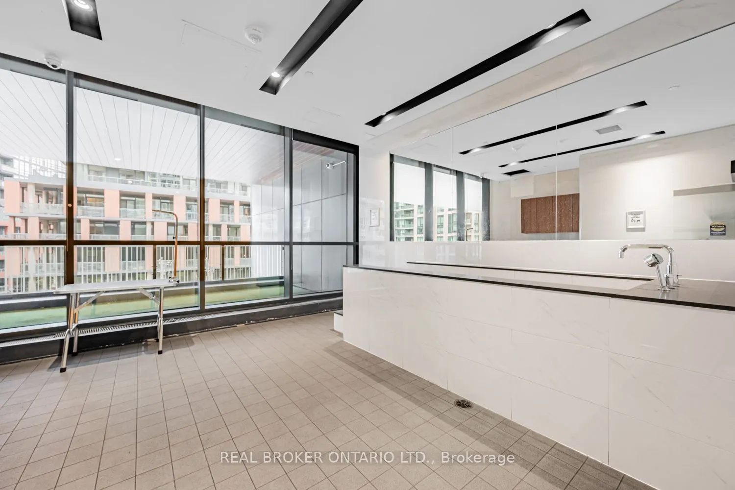 19 Bathurst Street, #816