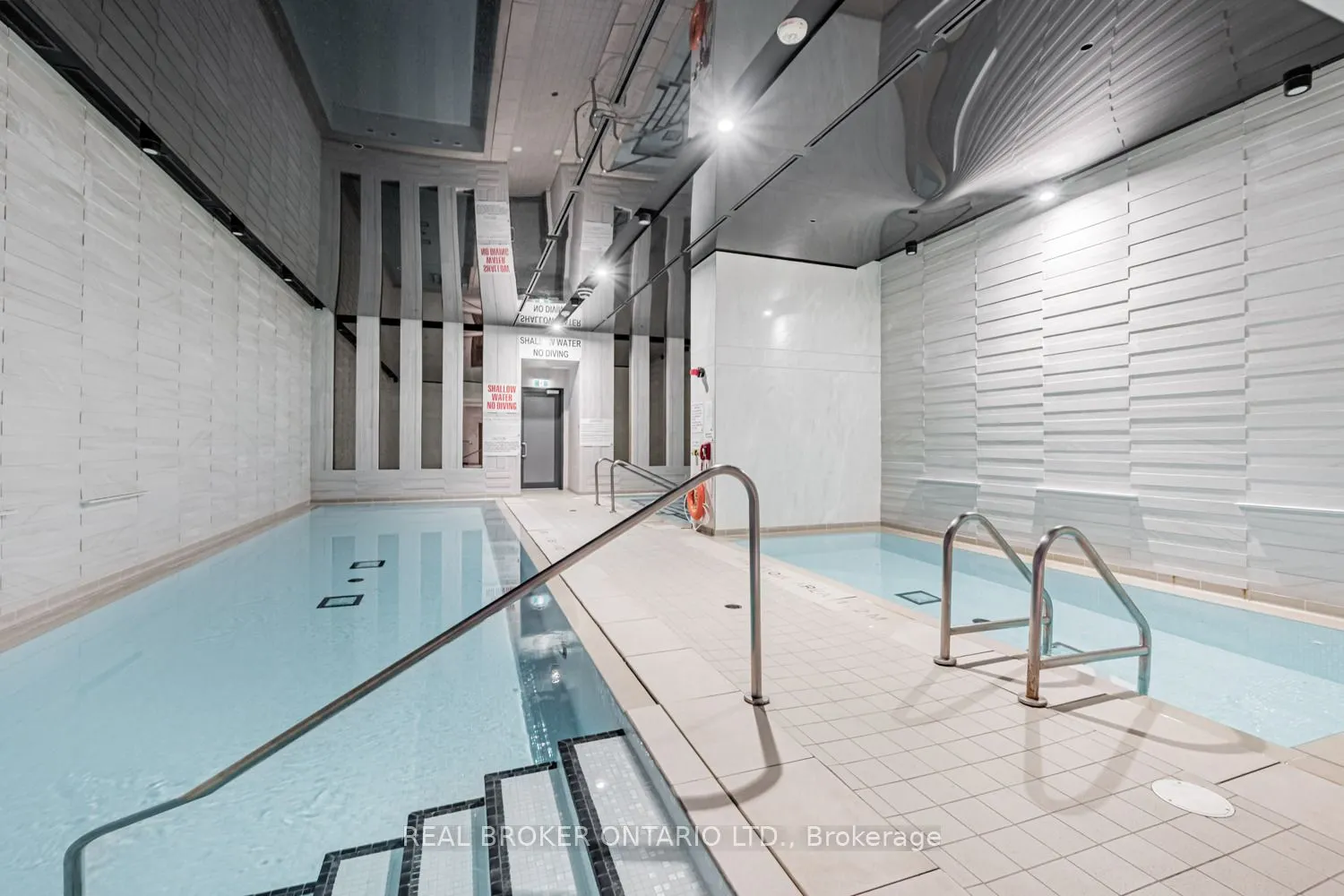 19 Bathurst Street, #816