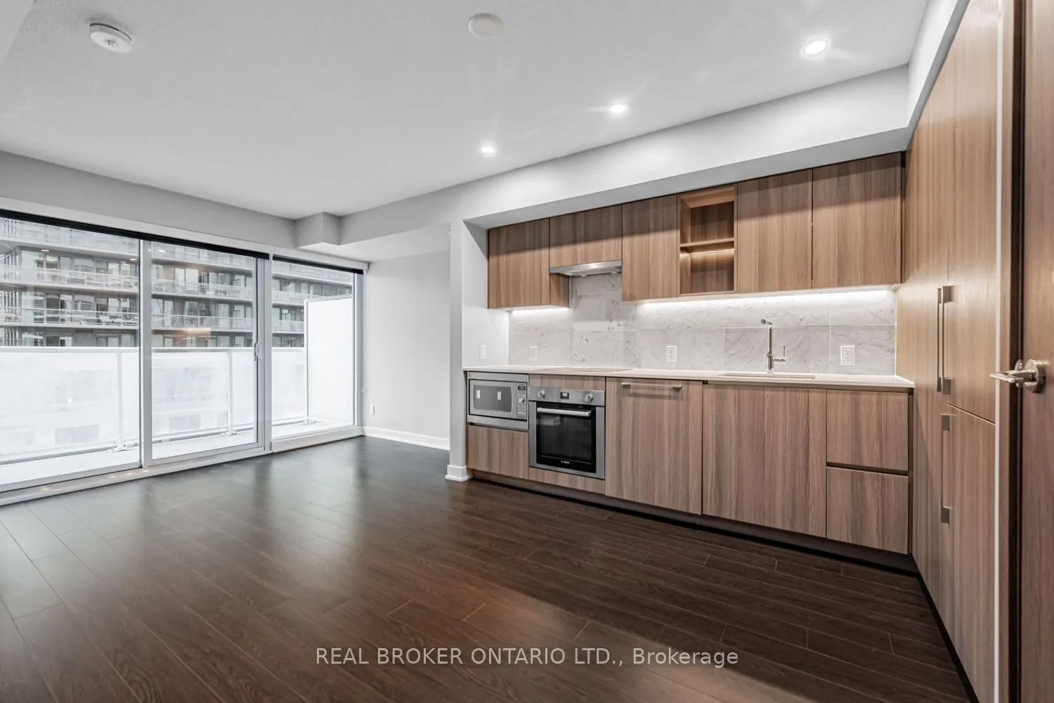 19 Bathurst Street, #816