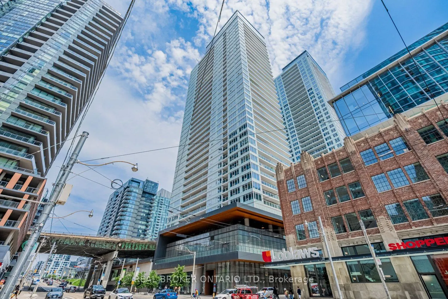 19 Bathurst Street, #816