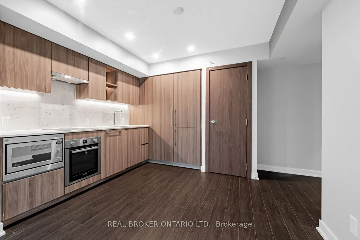 19 Bathurst Street, #816