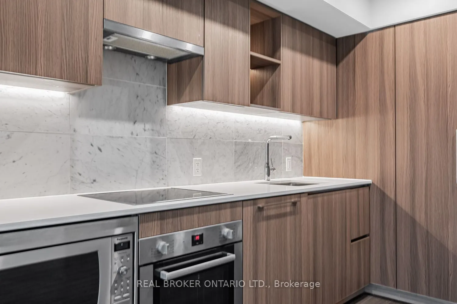 19 Bathurst Street, #816