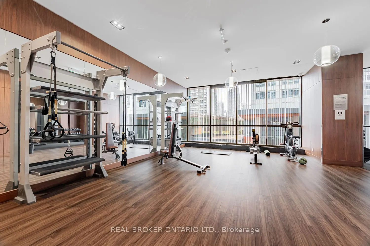 19 Bathurst Street, #816