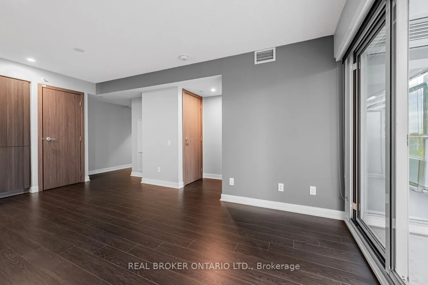 19 Bathurst Street, #816