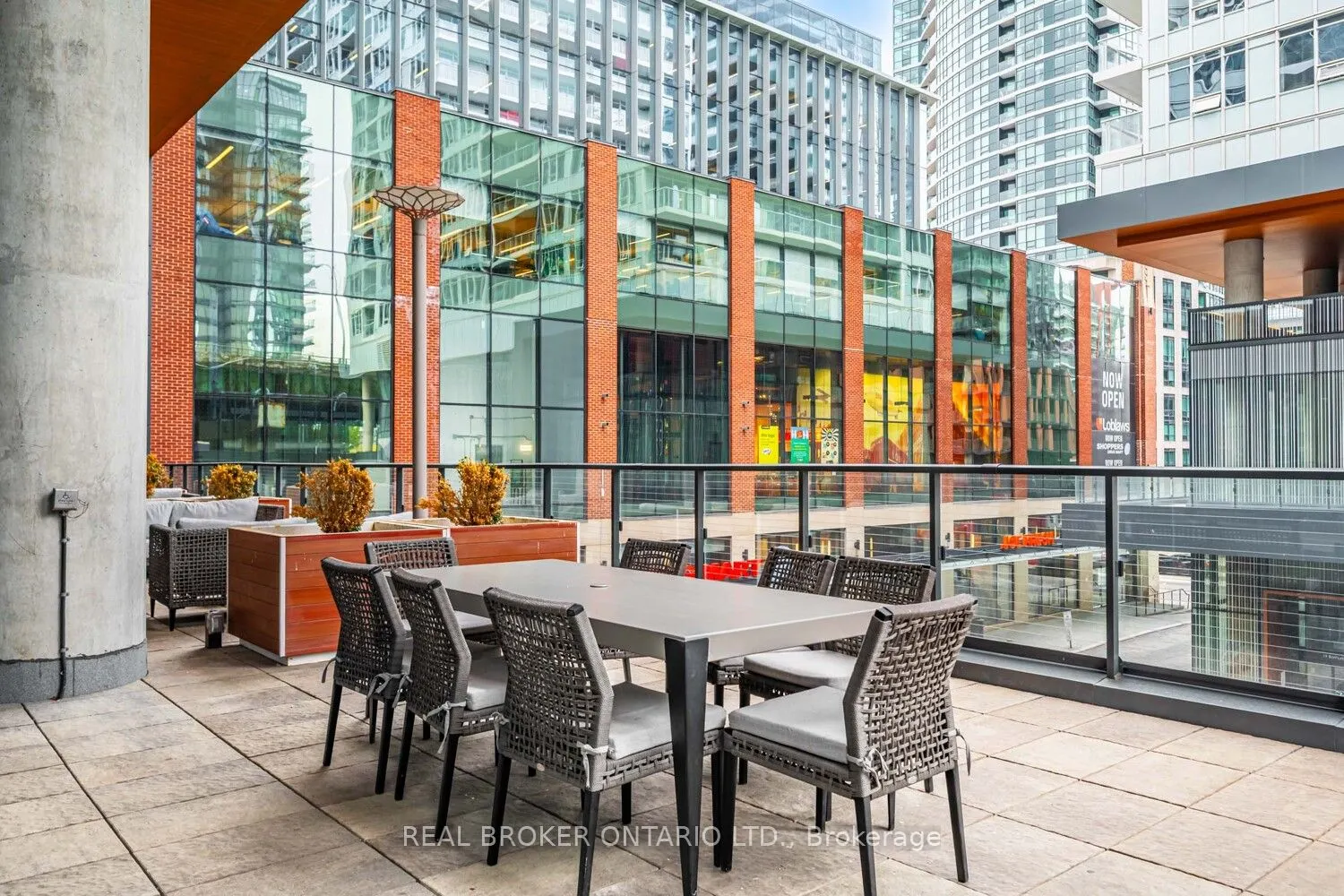 19 Bathurst Street, #816