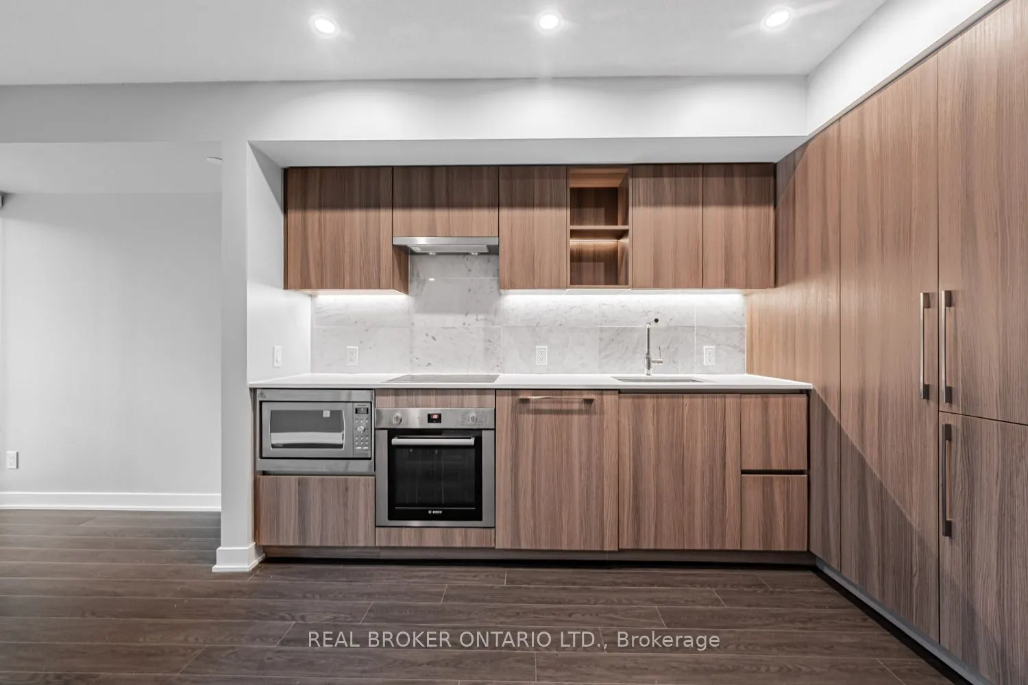 19 Bathurst Street, #816