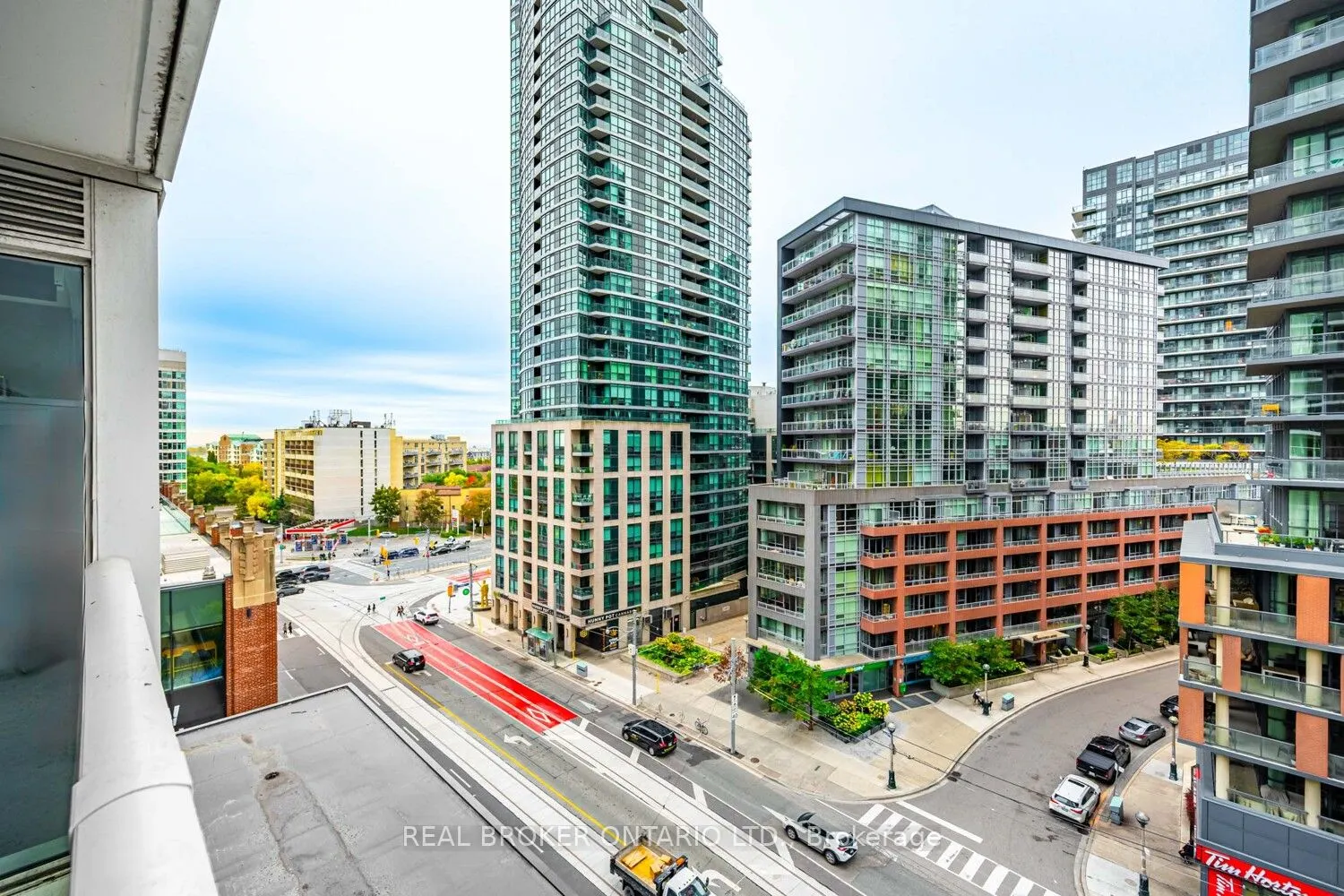 19 Bathurst Street, #816