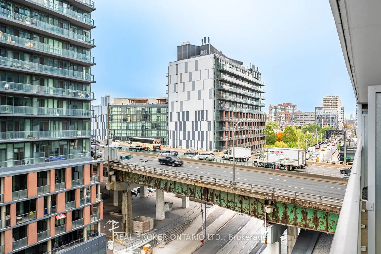 19 Bathurst Street, #816