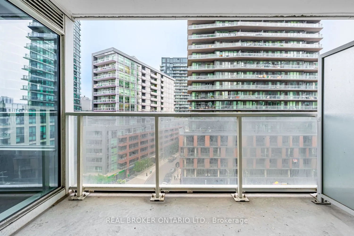 19 Bathurst Street, #816