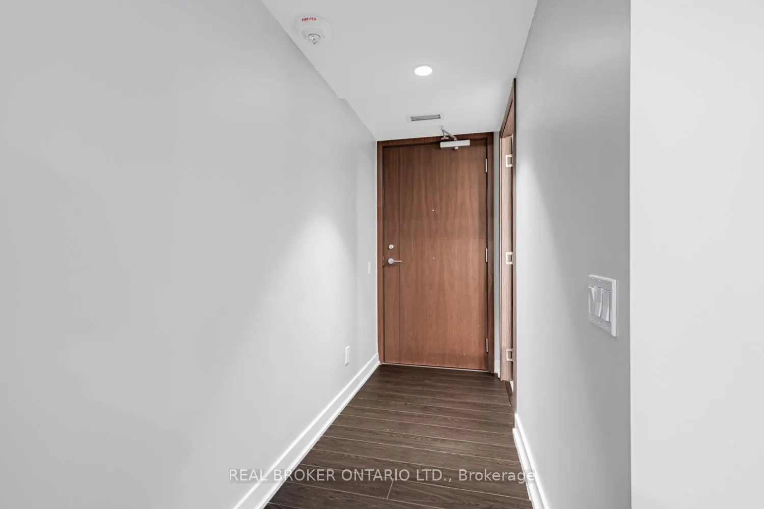 19 Bathurst Street, #816