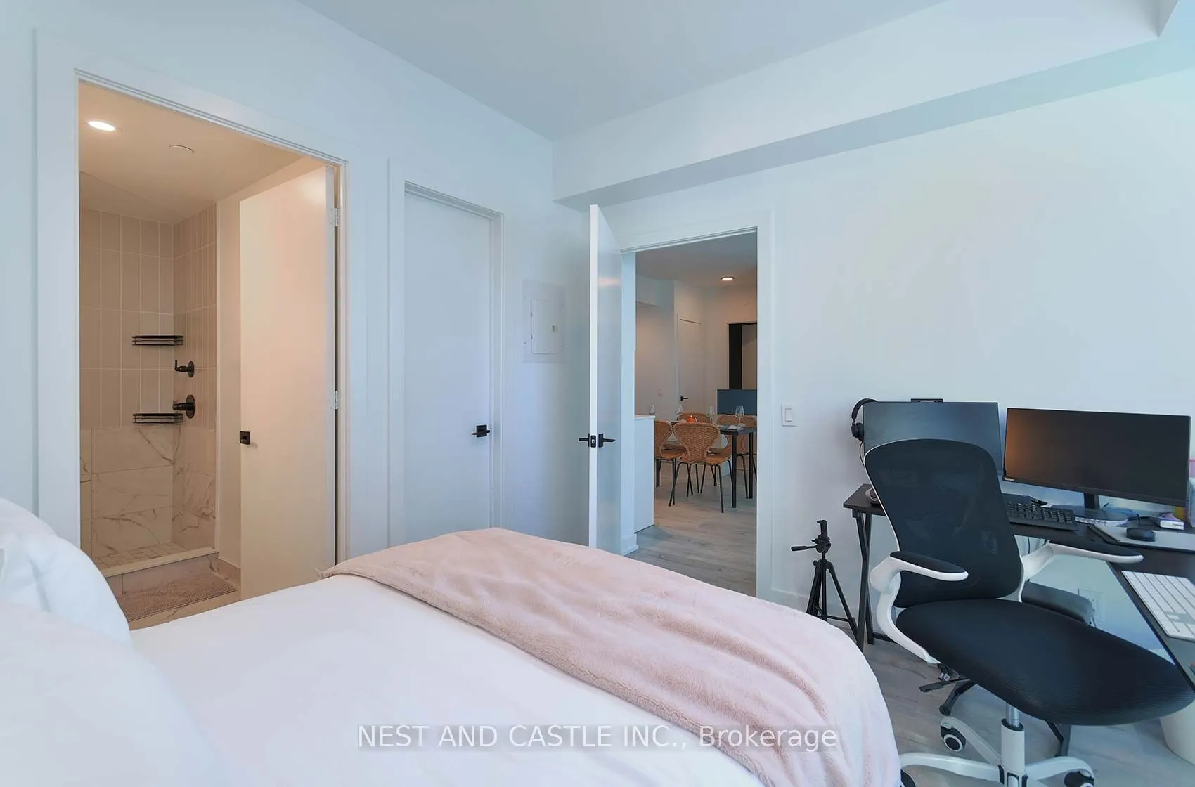 327 King Street W, #4104