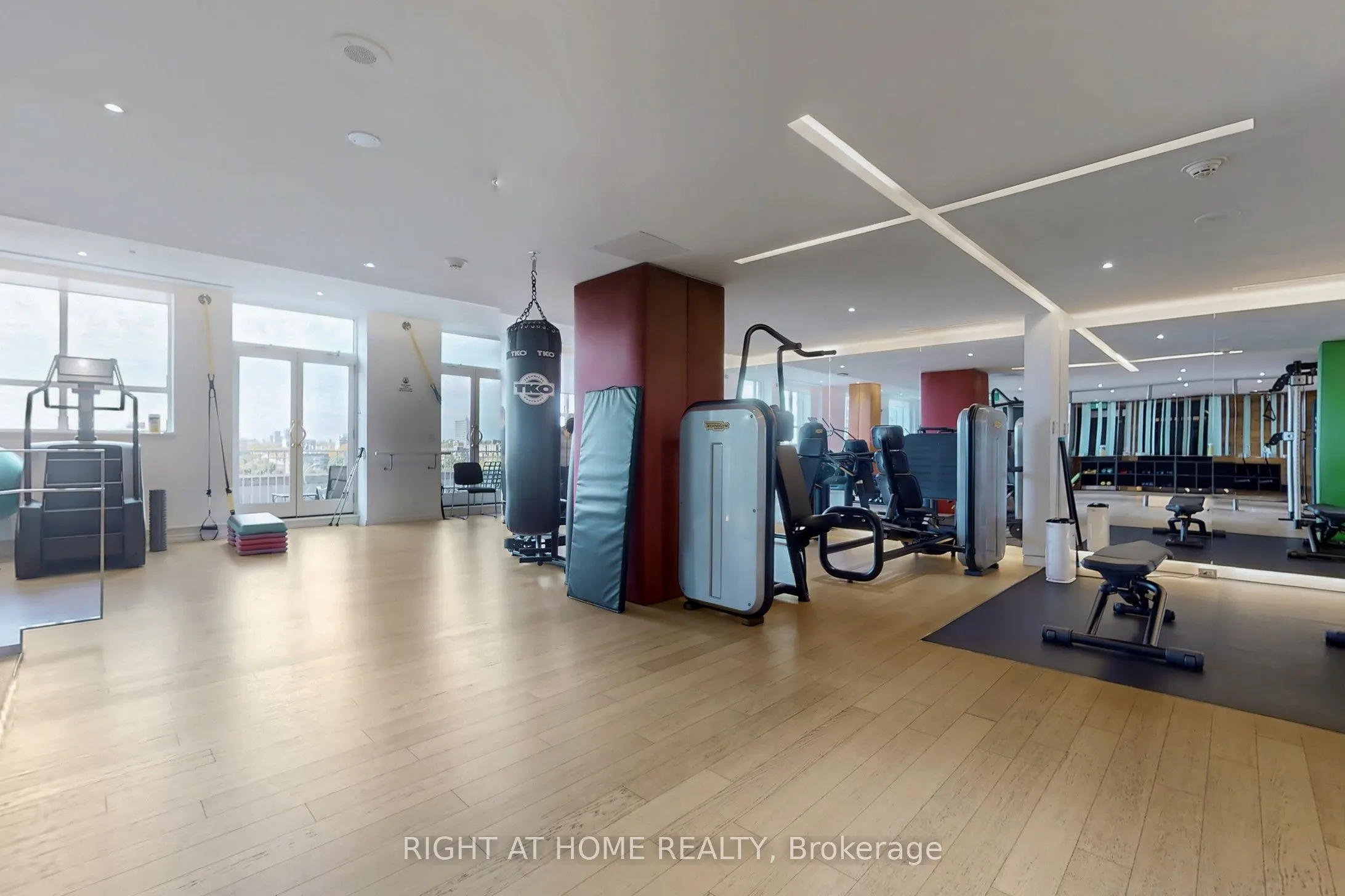 38 Avenue Road, #1201
