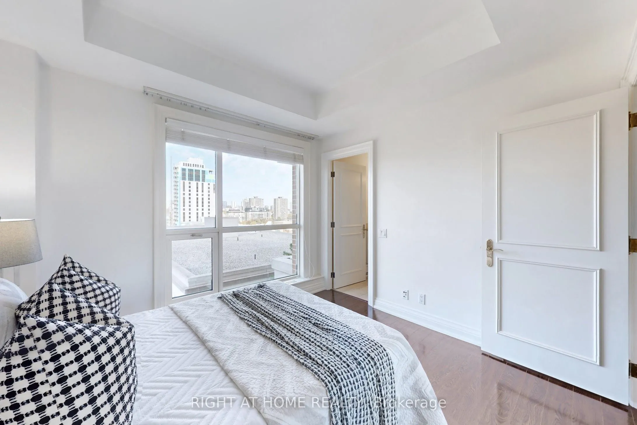 38 Avenue Road, #1201