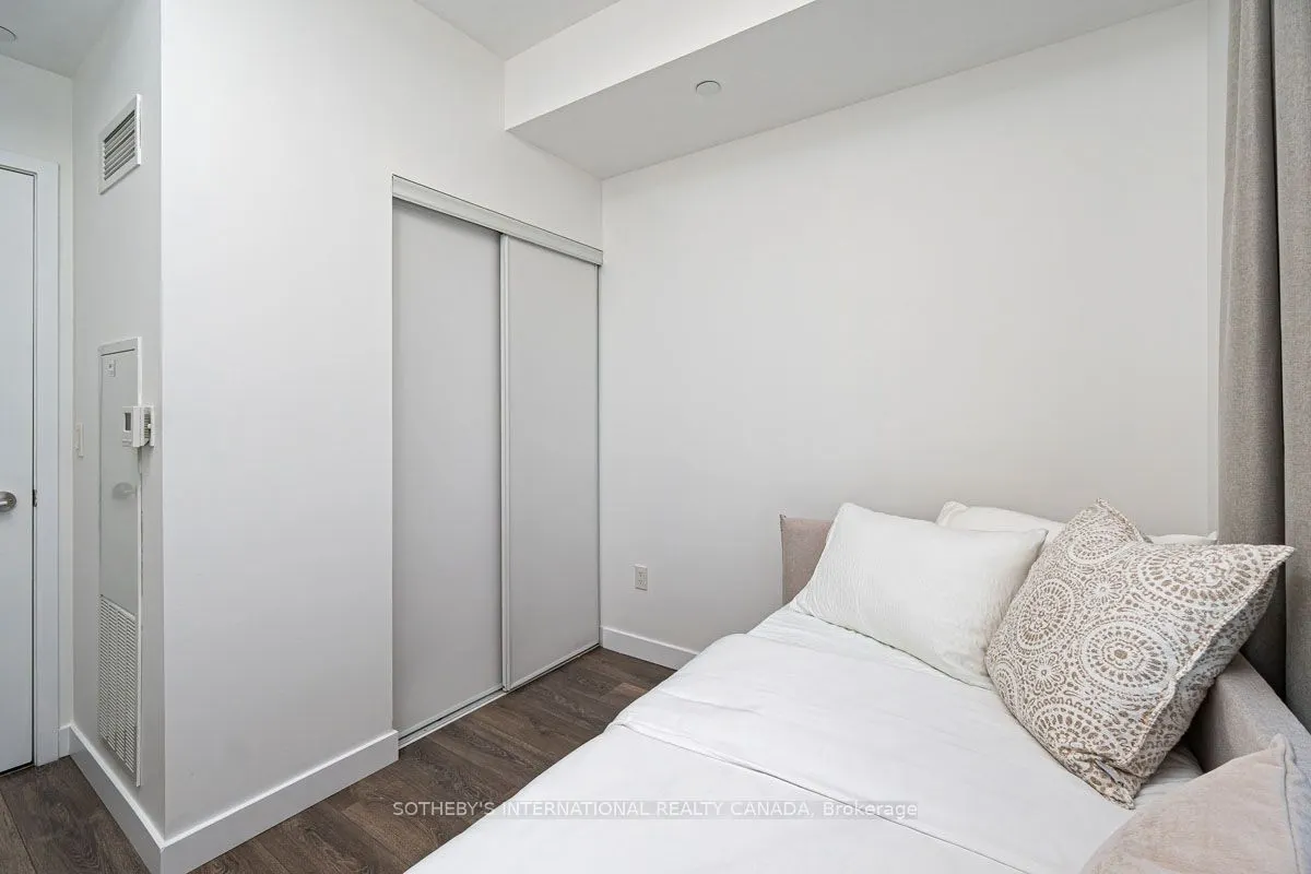 8 Eglinton Avenue E, #4211