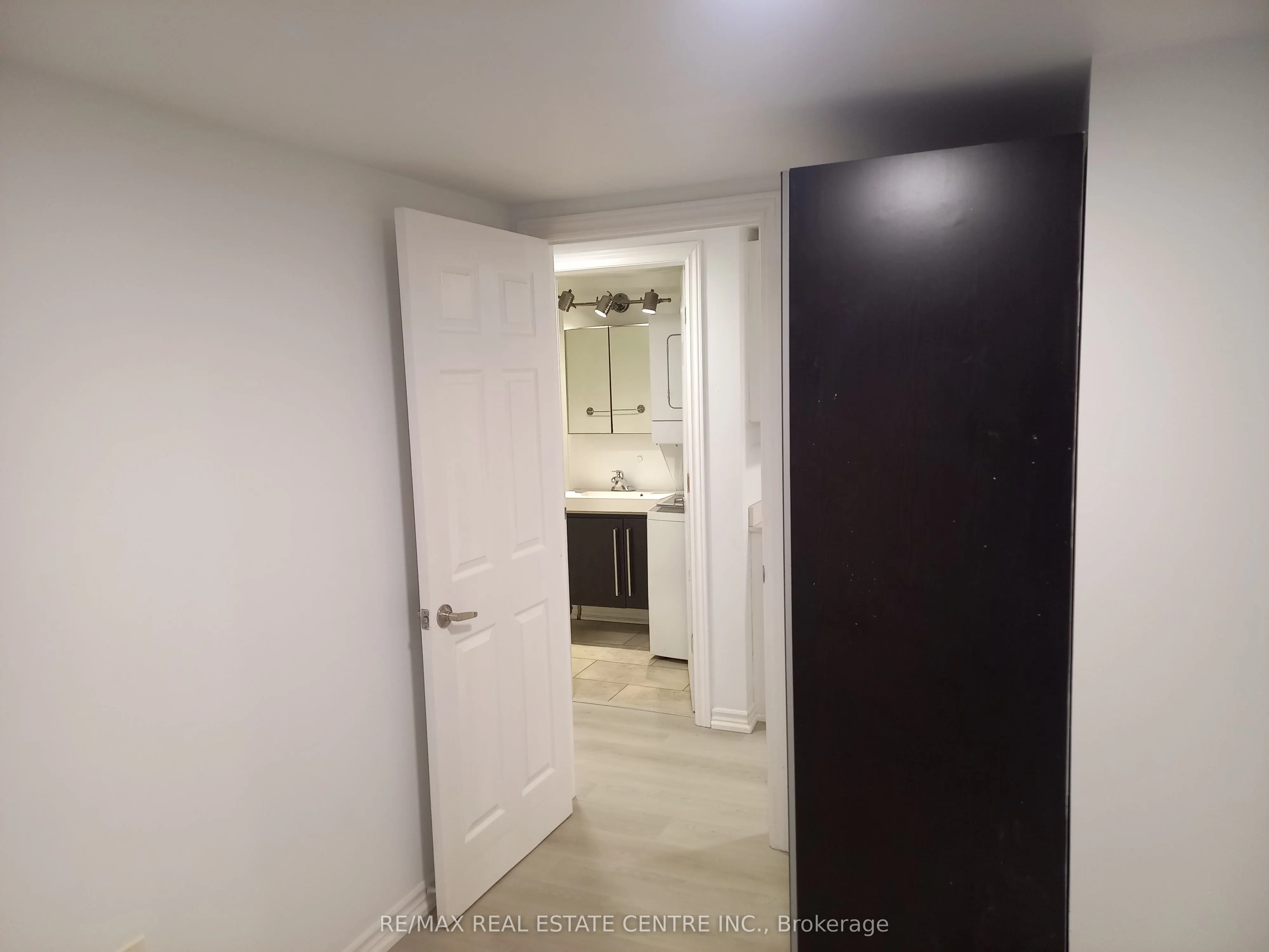 129 Walmer Road, #Lower