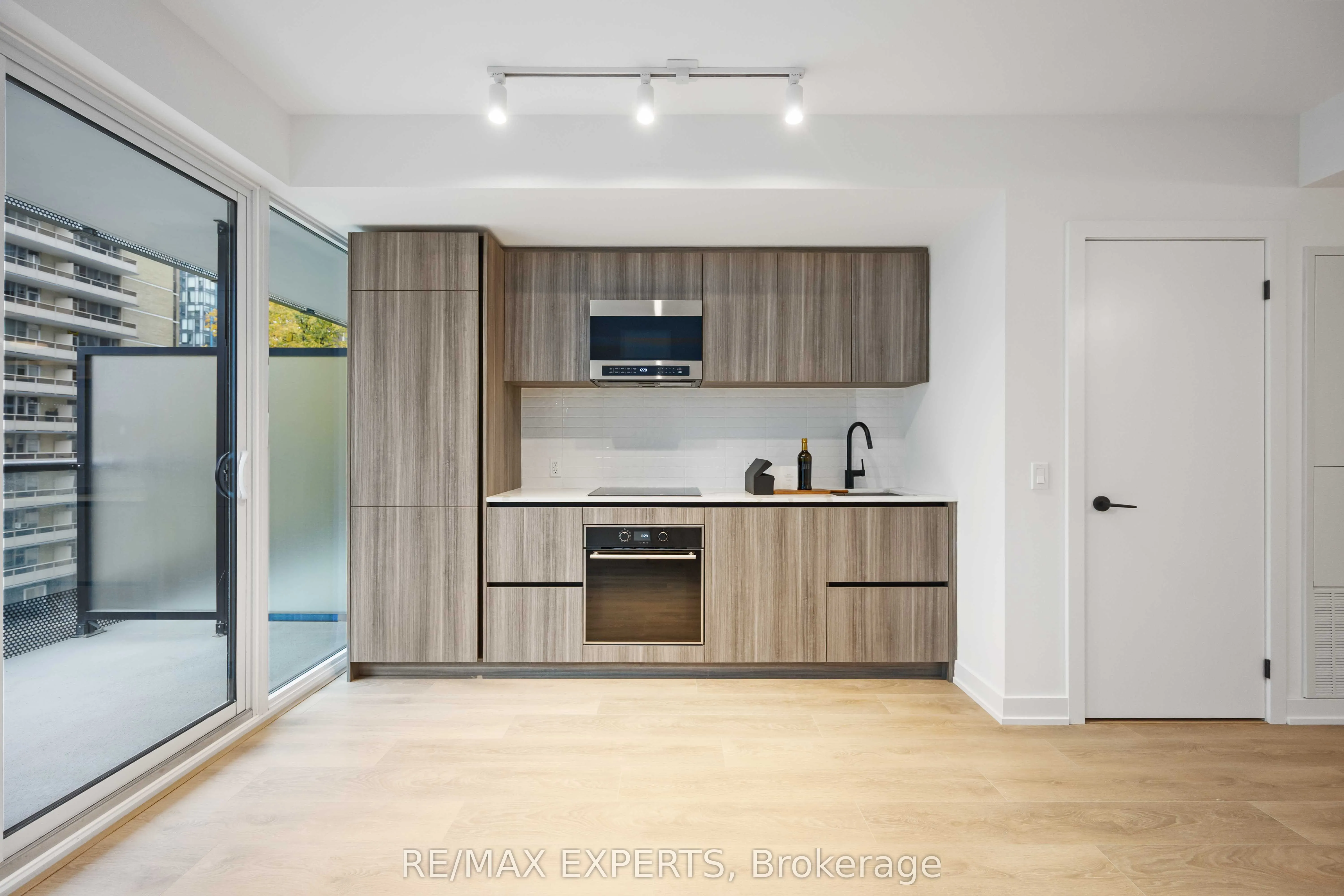 127 BROADWAY Avenue, #502