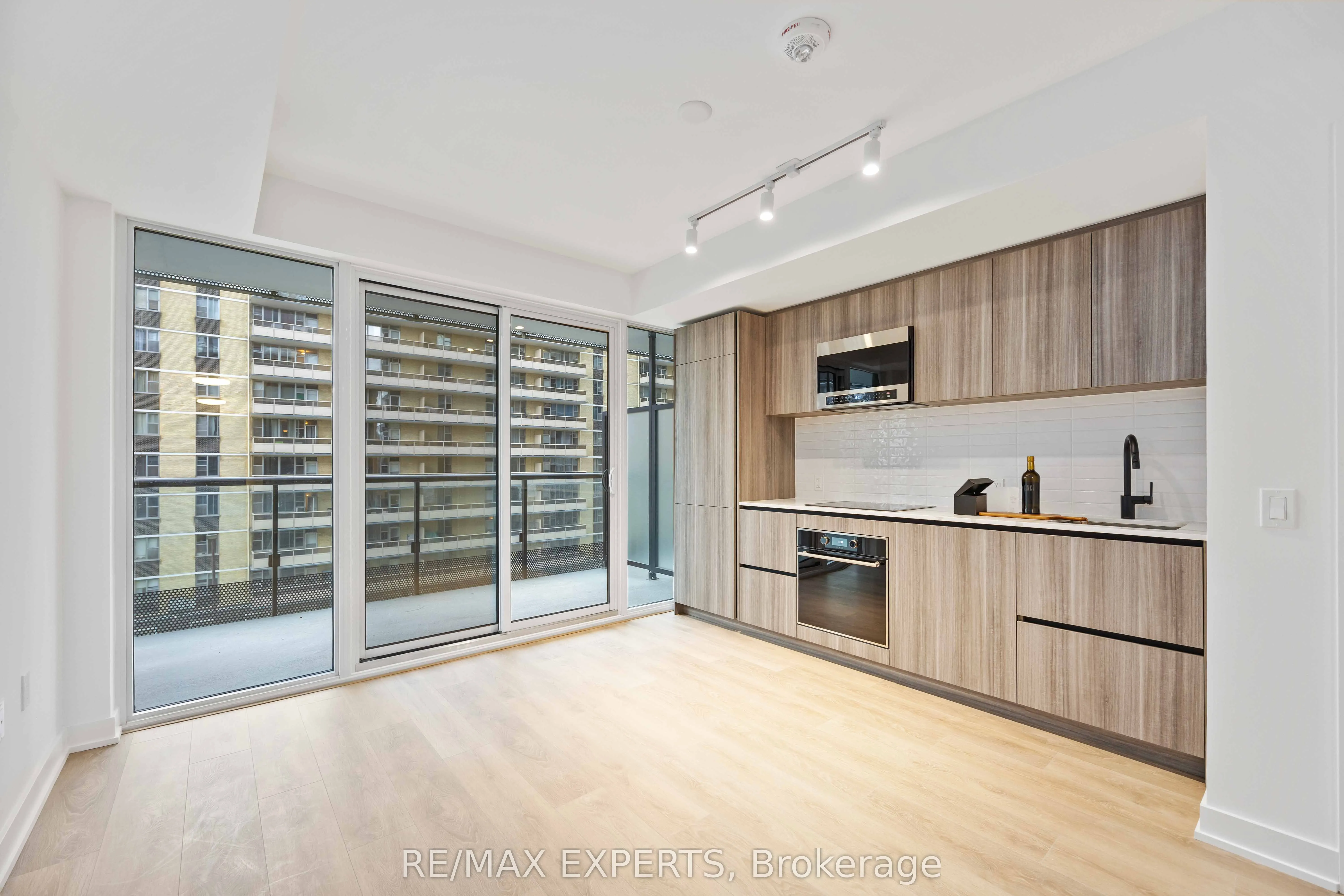 127 BROADWAY Avenue, #502